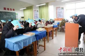 河北隆尧：举行校园防震应急避险疏散演练图片