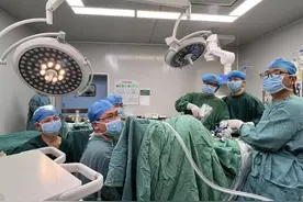 极限保肛新术式——湖南医药学院总医院成功开展腹腔镜下经肛全直肠系膜切除术（L-TaTME）图片