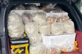 广东游客打包242碗柳州螺蛳粉装满后备箱，开车7小时带回家图片