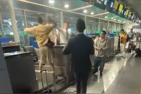 离谱！男子因未赶上飞机大闹机场，网友：结局舒服了图片