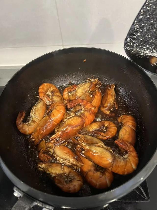 家里的铁锅一洗就生锈了，还能继续用吗？