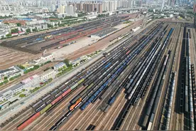 国铁集团郑州局开行首趟郑州至乌鲁木齐城际货物列车图片