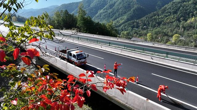 甘肃公交建集团康略高速公路：秋染康略 车行画境