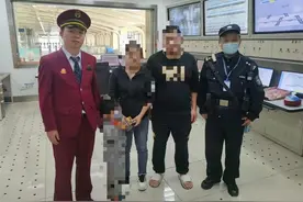 4岁小男孩在地铁站徘徊，武汉民警帮助找到家人图片