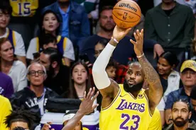 NBA季前赛：湖人不敌勇士图片