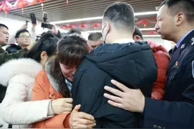 终于找到你！失散32年的男子终与母亲团圆图片