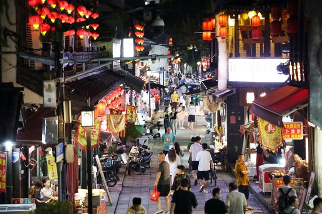 很多江南古镇快经营不下去了，乌镇还在收150元门票，不凭脸皮凭什么？