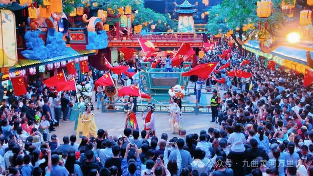 金秋国庆，雨幕真情：九曲黄河万里情和游客的双向奔赴
