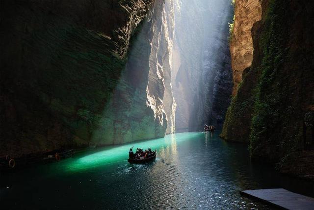 鹤峰屏山：“船浮空中”醉游人