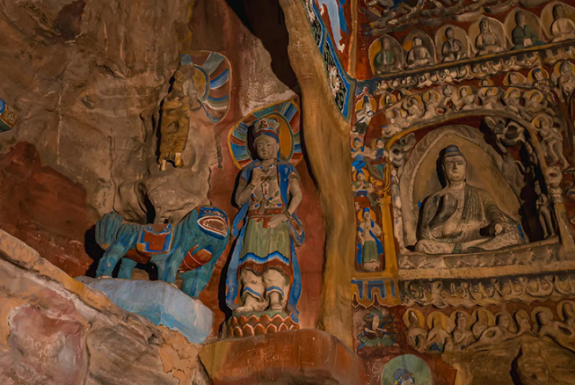 俯瞰屋顶灯会、听沪语脱口秀、观石窟特展…过年来百年弄堂共赏海派今潮年味｜新春闹灯会·古镇过大年③