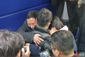 楼下玩耍时失踪，西安小伙28岁生日当天认亲，亲生父母早早为儿子准备婚房图片