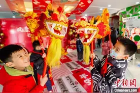 山西太原：小学生期末“乐考”舞龙迎春节图片