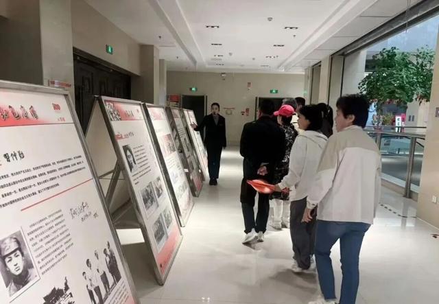 国庆期间庆阳市博物馆众多游客参与红色文化流动展览讲解活动
