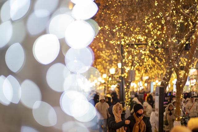 “冰城”百年老街的璀璨冬夜