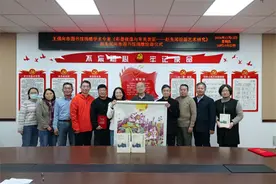 王强、赵先闻向滨州市图书馆捐赠个人著作及绘画作品图片