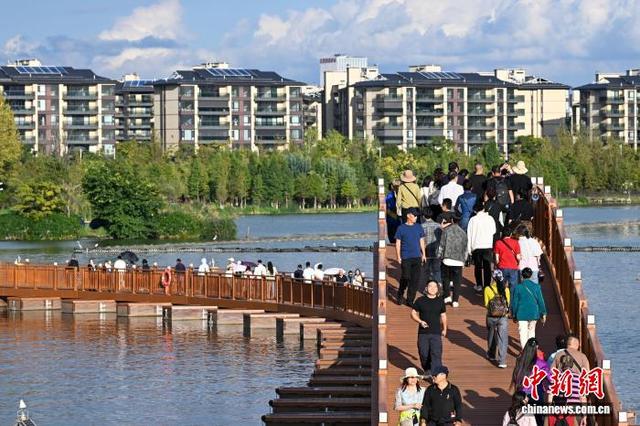 昆明草海开合浮桥开启新体验 市民感受“水上行、画中游”