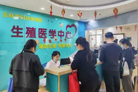 这项惠民政策落地月余，办理的人越来越多图片