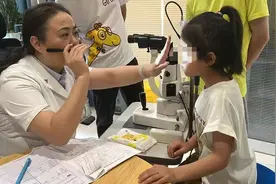 孩子寒假期间是否可不戴近视镜？眼科专家：需视情况而定图片