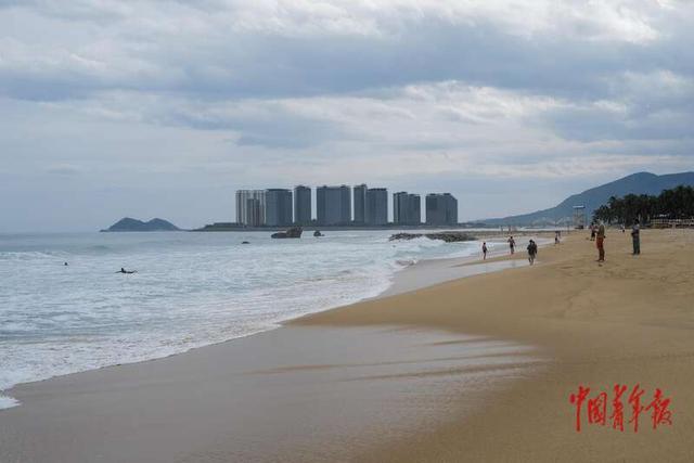 活力中国调研行｜年游客量破900万 一块冲浪板撬起万宁的流量主场