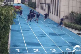 日照：老人昏厥倒地 一群消防员飞奔救援图片