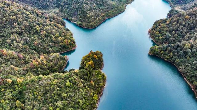 绥阳：层林尽染初冬色 湖水清澄映彩峦
