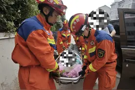 老人腿部手术后无法上楼，亲属求助消防员抬回家图片