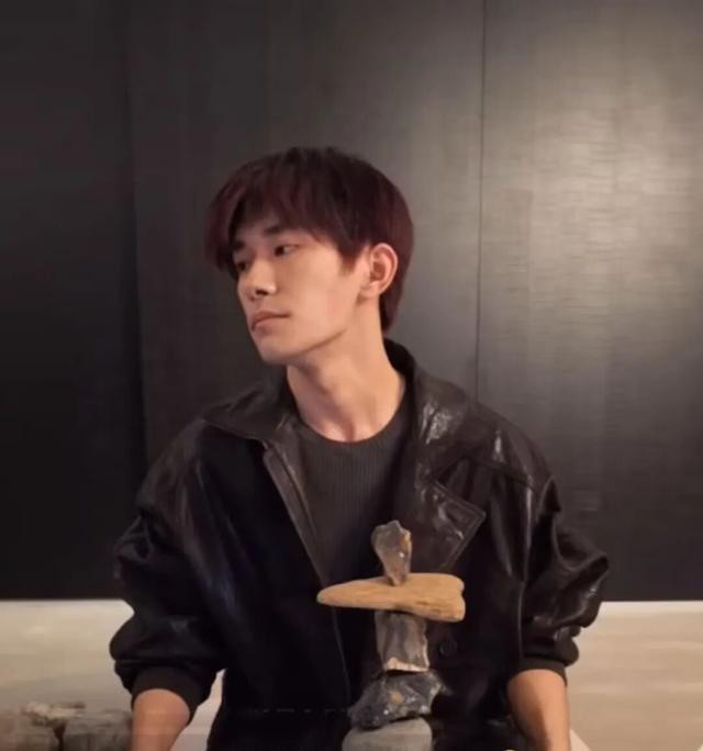 易烊千玺时隔8年直播一直在垒石头