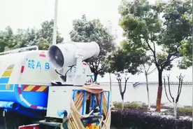 为大树减压 合肥雾炮车、水车“兼职”吹雪图片