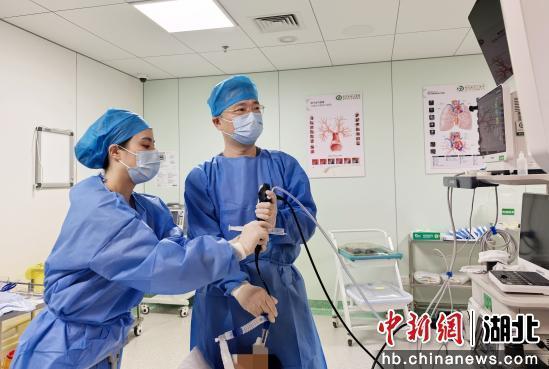 以“钉子精神”钻探病因 患者八旬家属手写长诗赠医生