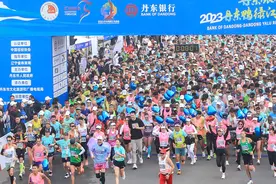 王丽萍、杨鸣领跑，2023丹东鸭绿江马拉松近万人参加图片