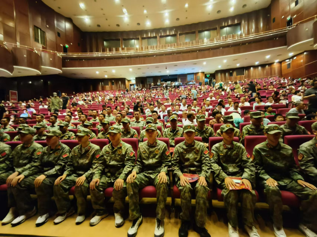 驻菏官兵进剧场，携手共建双拥情