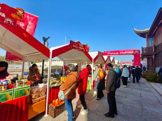 栖霞山人气爆棚，红叶超长待机！@友友们，错峰更有乐趣哦~