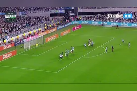 奋不顾身！梅西任意球攻门，对方门将奋力将球扑出，头撞到门柱上图片