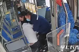 年轻男子公交车上突然发病，司机上演“教科书式”救人图片