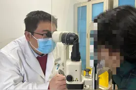 女子眼睛刺痛泪流不止，原来是长时间追剧造成眼干燥症图片