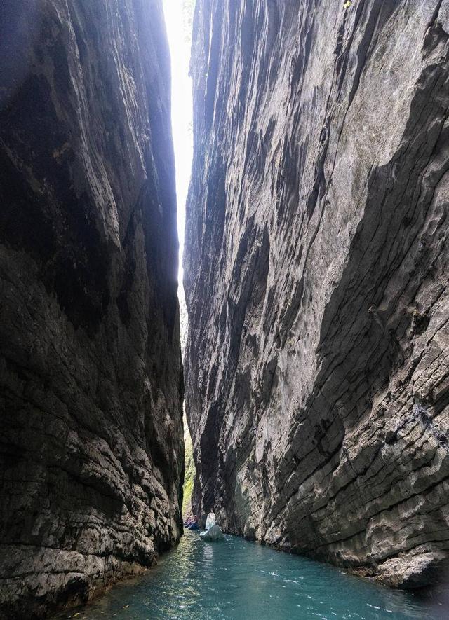 鹤峰：一泓秋水染峡谷