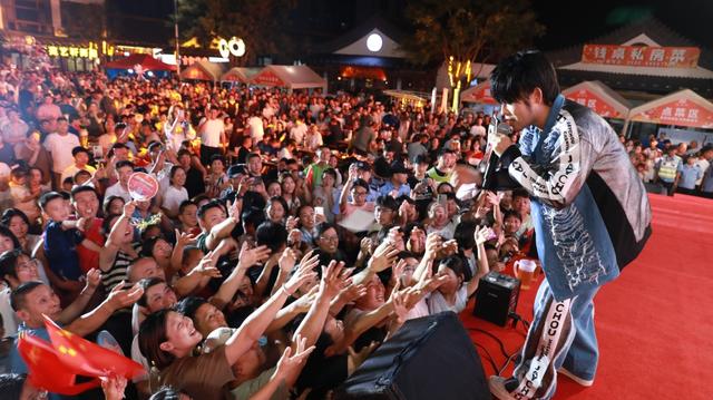 第二届钱桌街烟花音乐啤酒节启幕，点燃夏夜狂欢盛宴