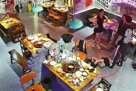 女子餐厅拒绝陌生男搭讪，惨遭拽头发拖倒在地受伤。警方：男子行拘15天图片