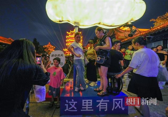 玩转江湖“一起”嗨，《夜上黄鹤楼》带游客畅玩盛夏幻境