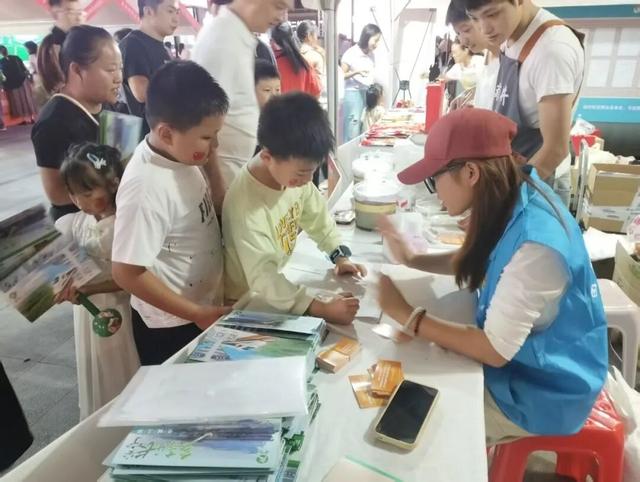 【青春志愿·爱在旅途】迎国庆看熊猫萌宝 品凉糕享双河团圆