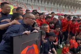 讲不出再见！费莱尼告别仪式圆满举行，现场亮相巨型Tifo致敬传奇图片