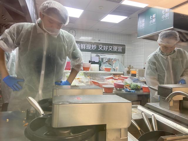 记者在高峰期的七鲜小厨吃了顿饭