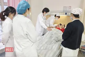 外籍孕妇小年夜临产，医护人员借助翻译软件助其顺产图片