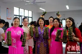 广西归侨侨眷备端午 共包越南长粽壮如“手臂”图片