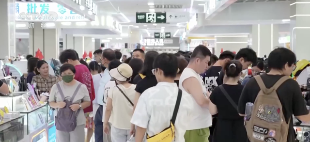 买买买！广东一地人流爆满，网友：根本逛不完