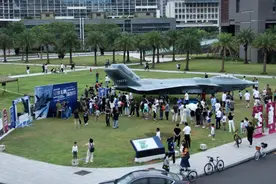 深圳大学校园惊现歼20战斗机？回应：是模型机，已有上千学生打卡图片