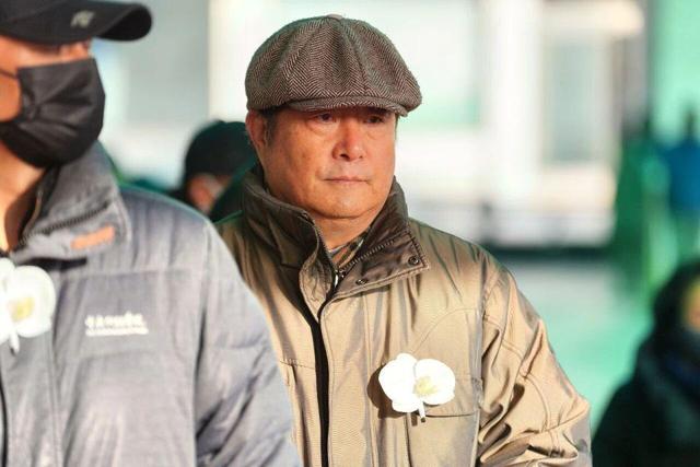 何晴告别仪式临时对外开放，十年抗癌路敲响早筛警钟