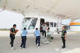 国产载人飞艇“祥云”AS700在荆门试乘体验飞行图片
