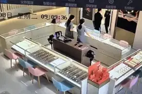 武汉一男子金店试戴两万元项链后拔腿就跑，警方：10小时抓获图片