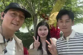 网友领结婚证偶遇吴彦祖，自称摄影师还要求拍照！新人激动到语无伦次：他本人超帅，还送我们礼物图片